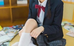 女孩迈开腿让男孩给她打扑克